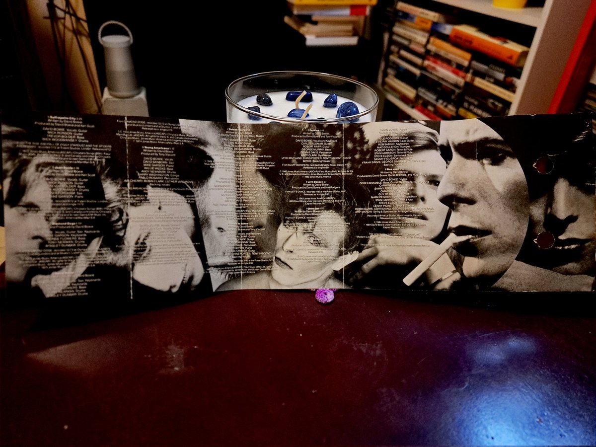 alexsquezada's tweet image. De las primeras Reediciones del Duke Blanco,editadas hace 35 años por el sello independiente Ryko Analogue,unas Joyas, las cuales incluían versiones alternas y rarezas  #ChangesBowie una fascinante compilación del 69 al 85 En está magnífica edición original de 1990 #BowieForever