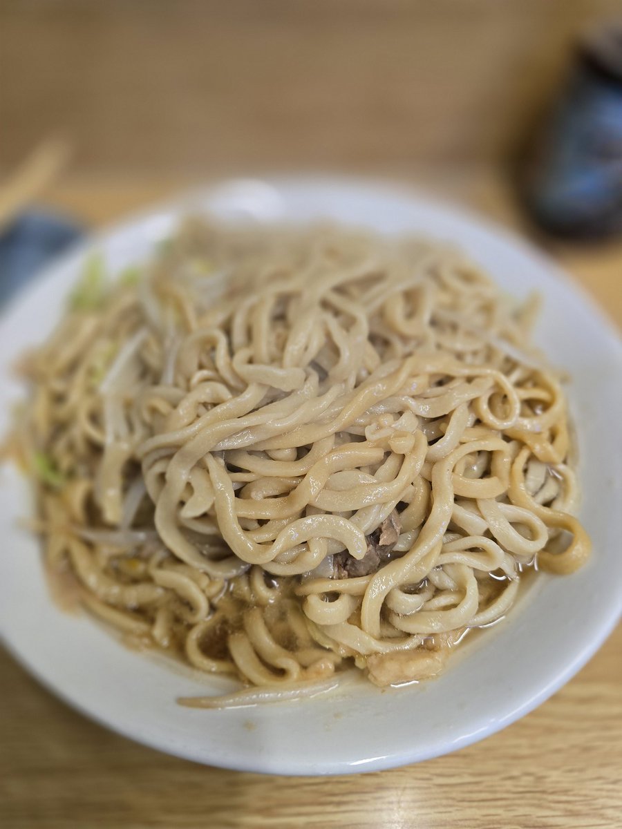 pachi0505's tweet photo. ラーメン二郎 栃木街道店🍜
今日もPP🚶
最近何年も毎日ルーティンだった晩酌をやめて食が暴走してます。笑
外待ち寒いけどダクトからの匂いが🤤
大ラーメン 御養卵 店長お任せ🍜
今日もパーフェクト💯💯💯
アブラが甘くて最高すぎる、
その反動がでかいですが、、、笑
今日も美味しい🍜ご馳走でした🙇 https://t.co/K96elaXCbp