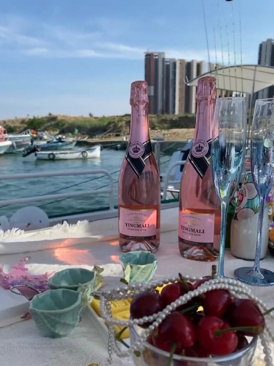 Sunshine, sea breeze, fine wine, everything is just right