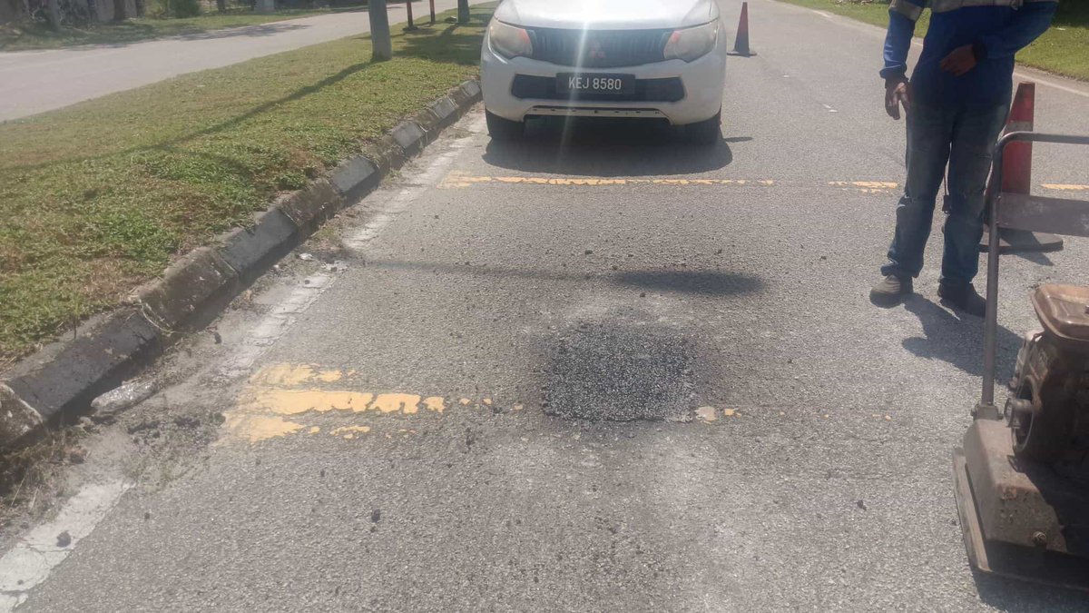8 Januari 2024 - #KUANTAN     

Jalan Bandar Kuantan Puteri  
Seksyen 0.80

Kerja-kerja #RO1 Pothole Patching telah dijalankan di lokasi terbabit    

#ypmcare 
#ypmsb