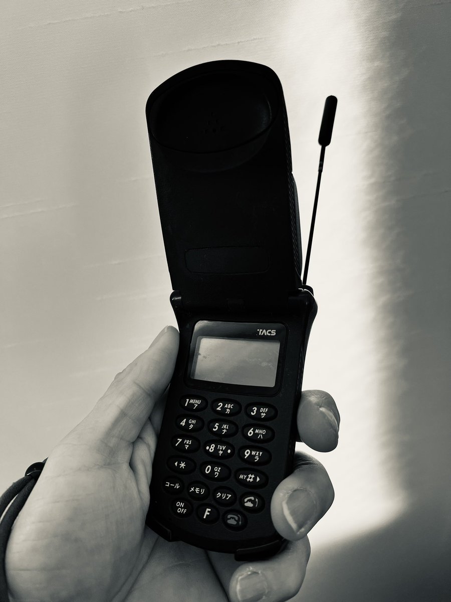 ange_riro's tweet photo. 最近携帯繋がり悪いし😨
@MotorolaJP
#motorola
#motorolalover
#startac https://t.co/5GILdL6eWy