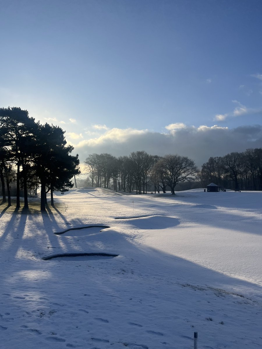 GarethJonesGolf's tweet photo. @SandiwayGolf @SandiwayGreens #snow #nogolf https://t.co/ivdiBZ2B8t
