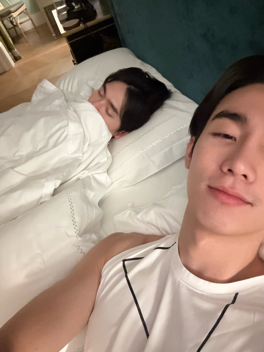 มานั่งคุยกับมันตอนเช้า <a href="/kasibook/">กษิบ๊อง (ปลูกผลเขือเทศ)</a> 

ฟอส : เมื่อคืนมึงดีมากเลย นอนนิ่งไม่ขยับตัวเลย
บุ๊ค : แต่มึงน่าจะเหนื่อยนะเพื่อน กรนยับเลย
ฟอส : อุ้ย ก็บนเครื่องกูนอนไม่หลับอะ 😂

#ForceBook2ndFMinRome