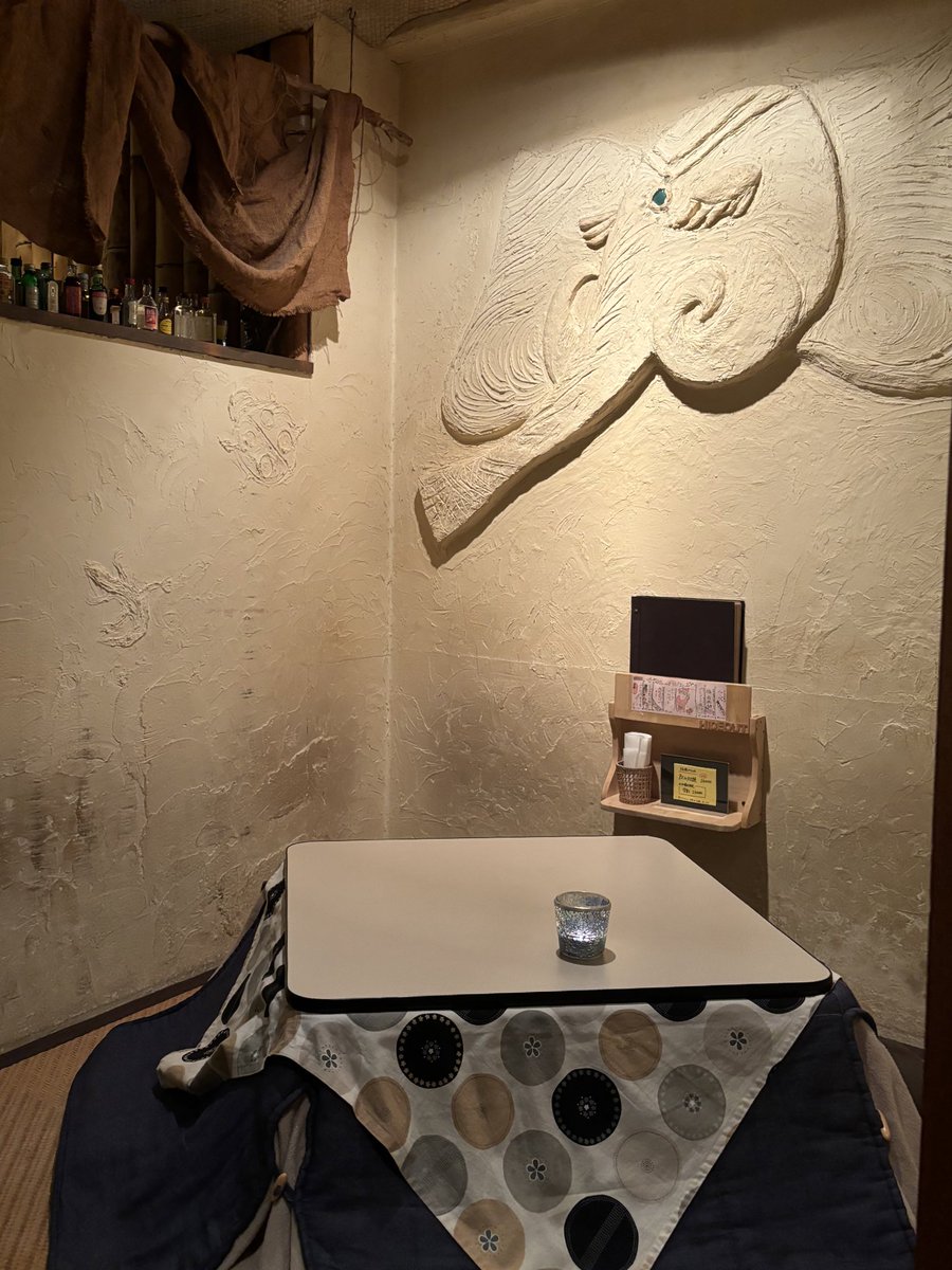 hideout_matue's tweet photo. 冬将軍到来？
BARだけどコタツあるよー☀️
この席も人気なので、
ご予約をオススメしてます🤩 https://t.co/P2RnXghQeS