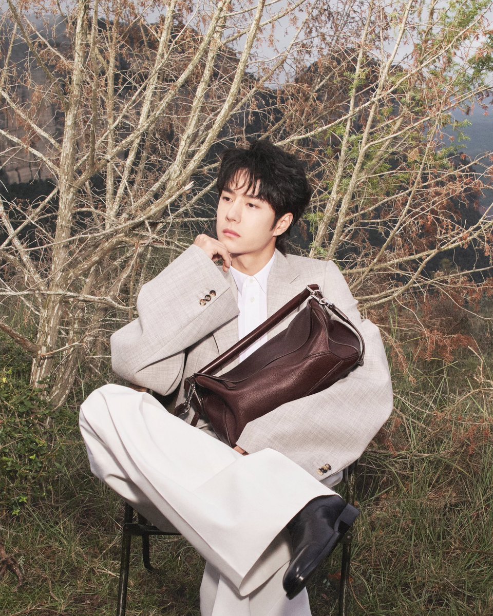 ELLEThailand's tweet photo. หวังอี้ป๋อ ร่วมถ่ายแคมเปญคอลเล็กชั่นฤดูใบไม้ผลิ/ฤดูร้อน 2025 จาก @LoeweOfficial ถ่ายทำโดย David Sims ณ เมืองทาเวอร์เทต ประเทศสเปน โดยถ่ายทอดอารมณ์ผ่านท่วงท่าที่อ่อนช้อยพร้อมไอเท็มไฮไลต์จากคอลเล็กชั่นล่าสุด

#ELLEThailand
#LOEWE #LOEWESS25
#WangYiboxLOEWE #Wangyibo https://t.co/oUpv8EOogA