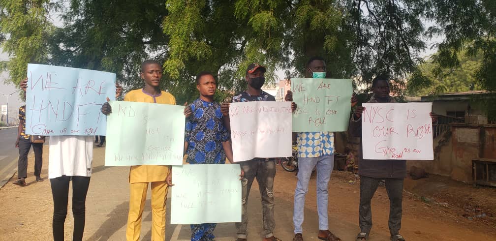 Tbanire2's tweet photo. This is going on in Kwara NYSC office..protest against discrimination in NYSC.... Students should be treated equally.
@DrTunjiAlausa 
@Gistloversblog1 
@MobilePunch 
@NewsCentralTV 
@nysc360 
#NYSC 
#saynotodiscriminationinnysc https://t.co/26JvDn5hc6