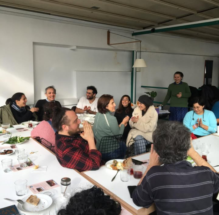 2024'ün son buluşmasında zehirsiz ürünlerle imece hazırladığımız soframızı muhabbetle donattık. Elbette gıda topluluğumuzun gündemlerini de masaya yatırdık. Topluluğumuz 2025 yılında daha güçlü. Üreticilerimize ve buluşmaya alan açan Parma Beyoğlu'na teşekkür ederiz.