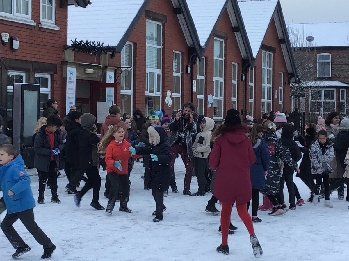 Fun in the snow. Poor Mr. Parker! ❄️☃️