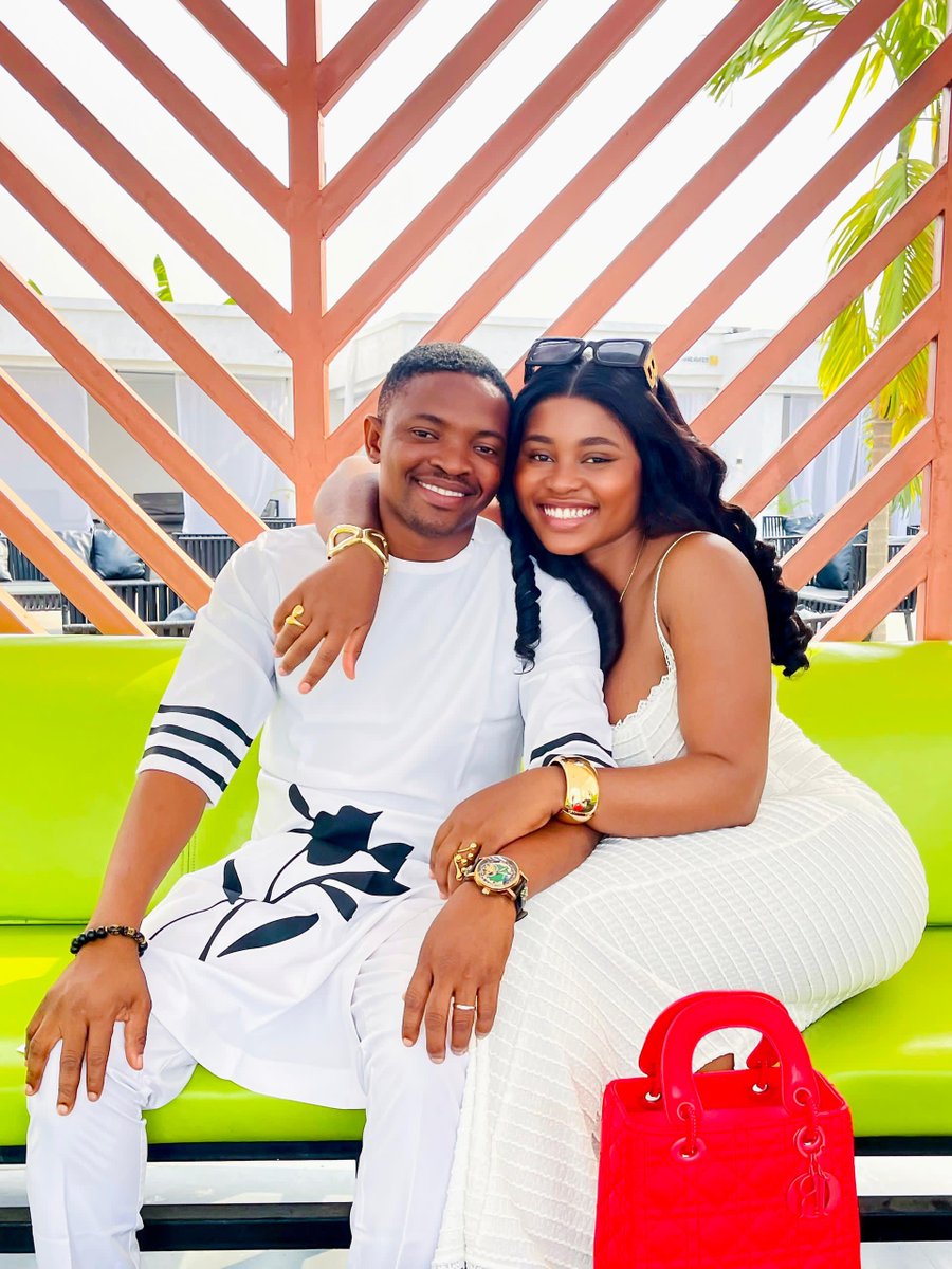 This Man will travel to the East late just to enjoy his time😅 I kept up with all the activities back home, thanks to his wife. If she’s not sending videos of random village arguments, it’s videos of my extended families or random road trips😅😅

GEN Z wife right?🤸🏿🤸🏿 👀👀