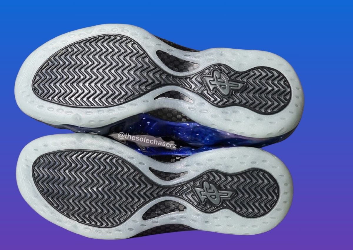 JustFreshKicks's tweet image. Nike Air Foamposite One "Galaxy" Returns Next Month 🌌🚀 bit.ly/3mNbz29