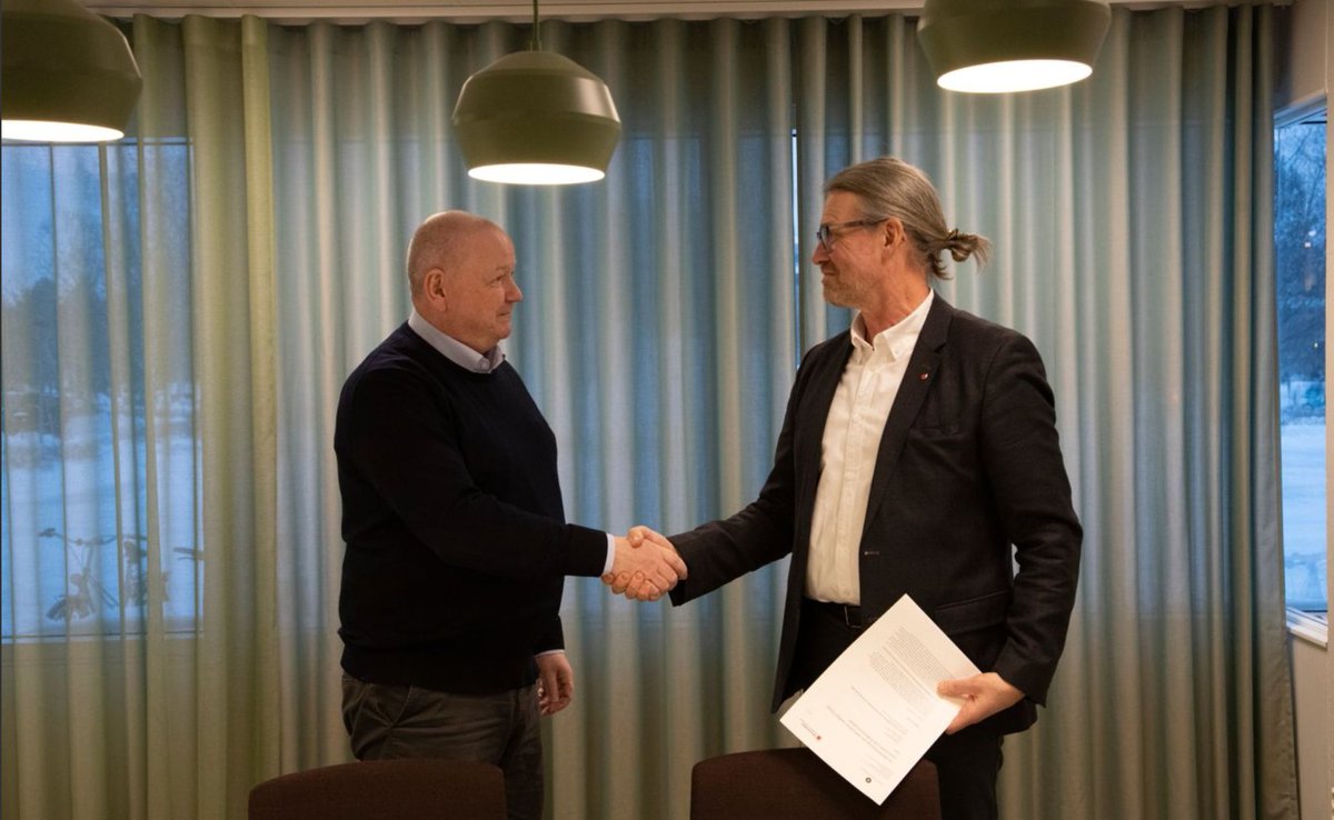 Umeå universitet och Folkuniversitetet har skrivit på en avsiktsförklaring i syfte att förstärka samverkan inom forskning och utbildning. "Ett viktigt bidrag till den breddade rekryteringen, det livslånga lärandet och att nå ut med kunskap". Läs mer: umu.se/nyheter/umea-u…