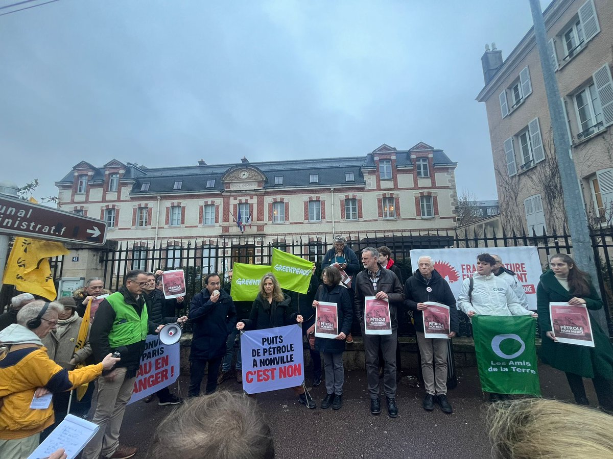 S’engager à sortir le pays des énergies fossiles… Et continuer à étendre les activités de forage pétrolier ? Le tout à proximité de sources d’eau potable de Paris ❓❗️   

C’est le scandale en cours à Nonville, pour lequel on se rend ce matin devant le tribunal de Melun. (1/8)