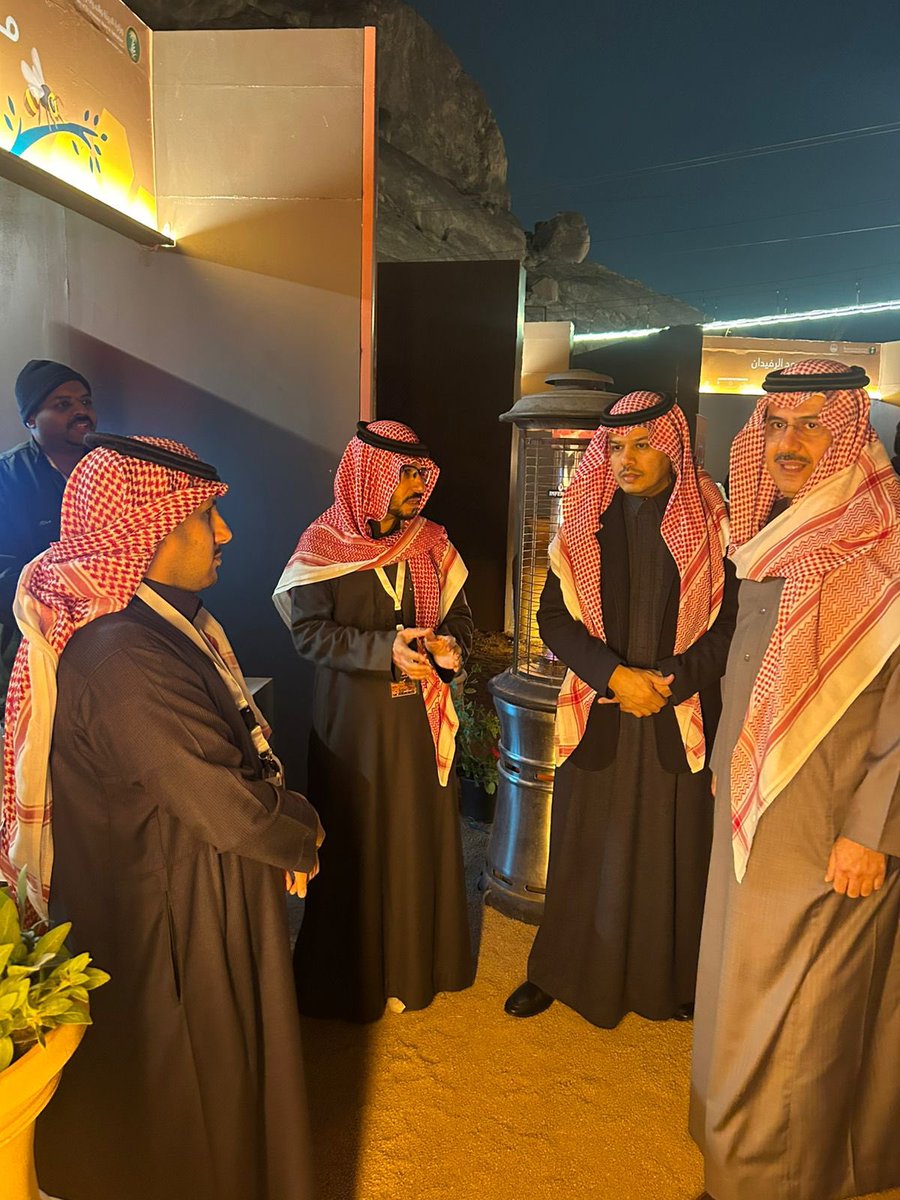 🍯 | مهرجان العسل

زيارة سعادة وكيل إمارة منطقة حائل أ.علي بن سالم آل عامر لجناح الأمانة المشارك في مهرجان العسل في نسخته الرابعة والاطلاع على جهود المختبر المركزي بالأمانة والذي يلعب دور مهم في متابعة الاشتراطات الصحية من خلال أجهزة علمية لاختبار جودة إنتاج العسل في المنطقة.