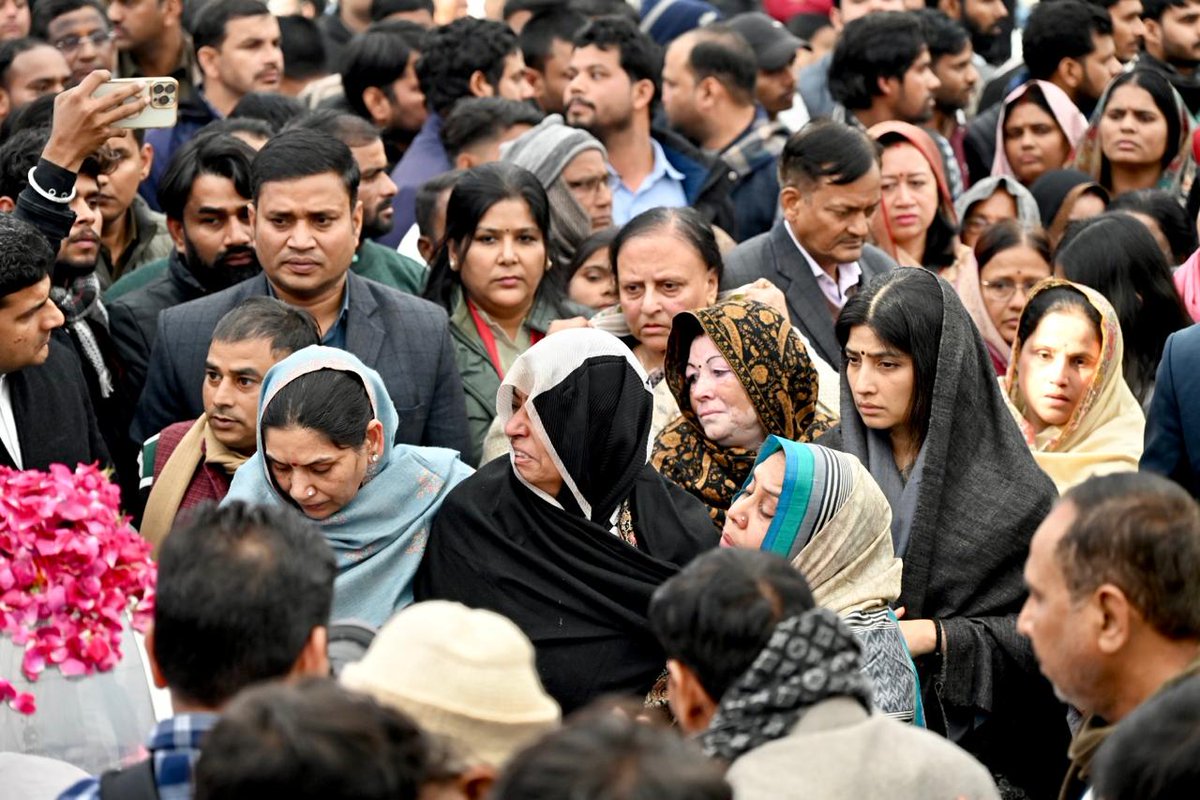 माननीय राष्ट्रीय अध्यक्ष श्री अखिलेश यादव जी ने सैफई में अपने चाचा स्वर्गीय राजपाल यादव जी के पार्थिव शरीर को नमन करते हुए उन्हें भावपूर्ण श्रद्धासुमन अर्पित किए।