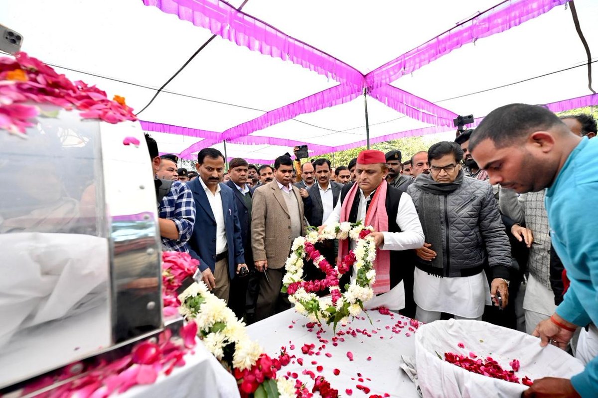samajwadiparty's tweet photo. माननीय राष्ट्रीय अध्यक्ष श्री अखिलेश यादव जी ने सैफई में अपने चाचा स्वर्गीय राजपाल यादव जी के पार्थिव शरीर को नमन करते हुए उन्हें भावपूर्ण श्रद्धासुमन अर्पित किए। https://t.co/KJLWHAp6Dy