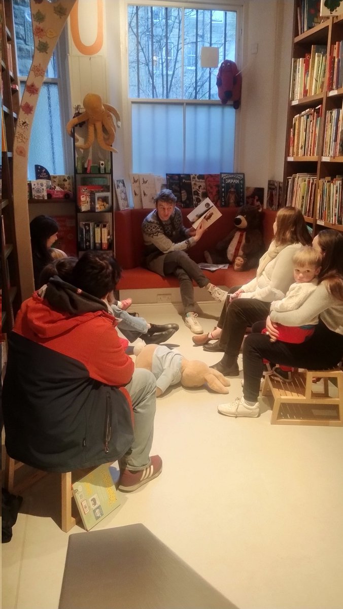 It's a cold and frosty morning, but we have no time for mulberry bushes, because Jack has Storytime to do!

#Edinburgh #Edimbourg #books #livres #Bruntsfield