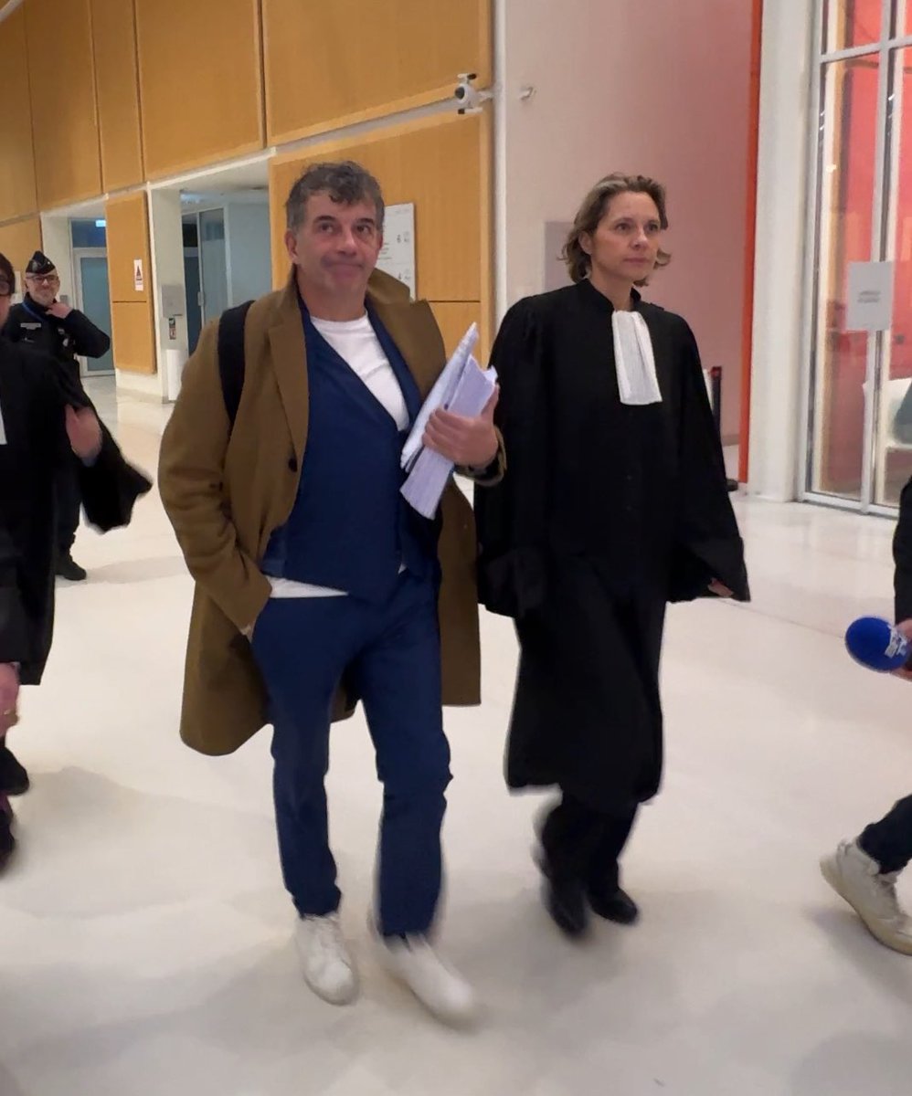 Stéphane Plaza arrive au tribunal pour être jugé pour violences envers ses deux ex-compagnes.
#stephaneplaza #plaza 
Vidéo : vm.tiktok.com/ZNeKkAGU3/
