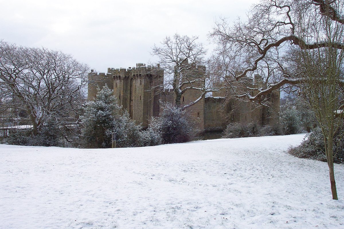 Doesn't Bodiam Castle look magical blanketed in snow?

📸 National Trust/Will Past