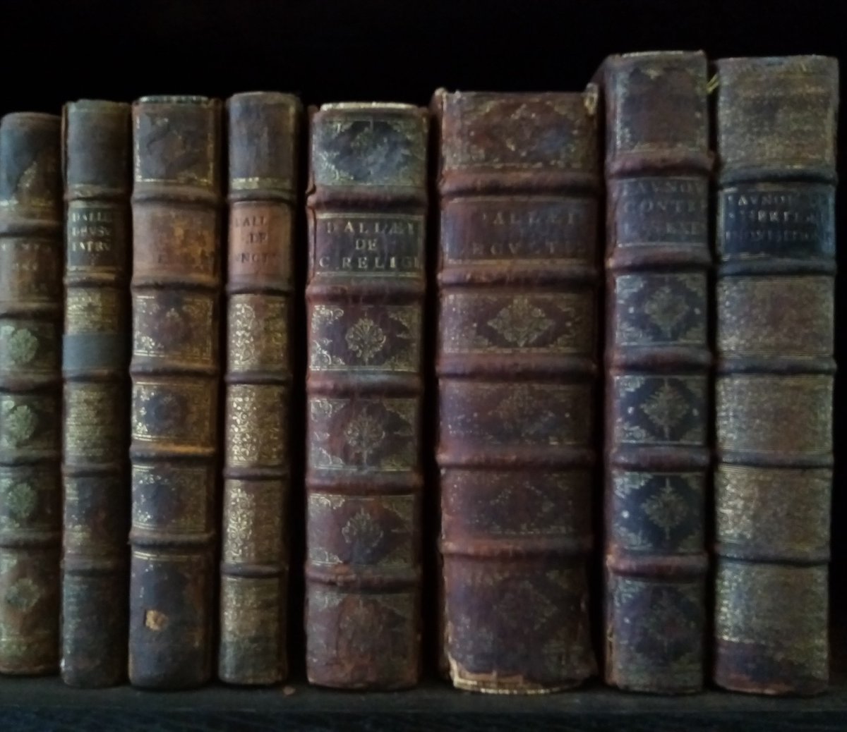 MarshsLibrary's tweet image. Some lovely gold-tooled spines &amp;amp; what's on the other side of those spines! #Bindings #Marbling