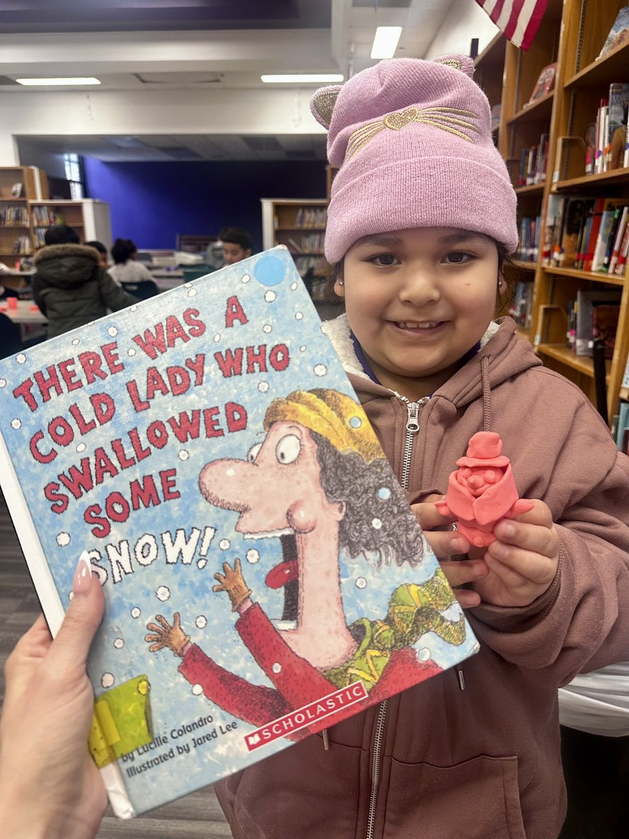 CowartLibrary's tweet image. Even though it was a short week back, we made the most out of the time we had! In K-2, we reviewed our library routines &amp;amp; procedures, listened to a favorite story from last year to prepare us for snow, and built a snowman! ❄️✨ #elementarylibrarian #DallasISD