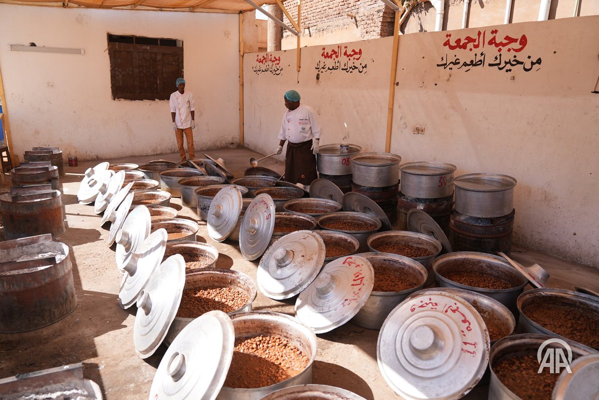 Kilometrelerce uzaktan bir kap yemek için gelen Sudanlılar.