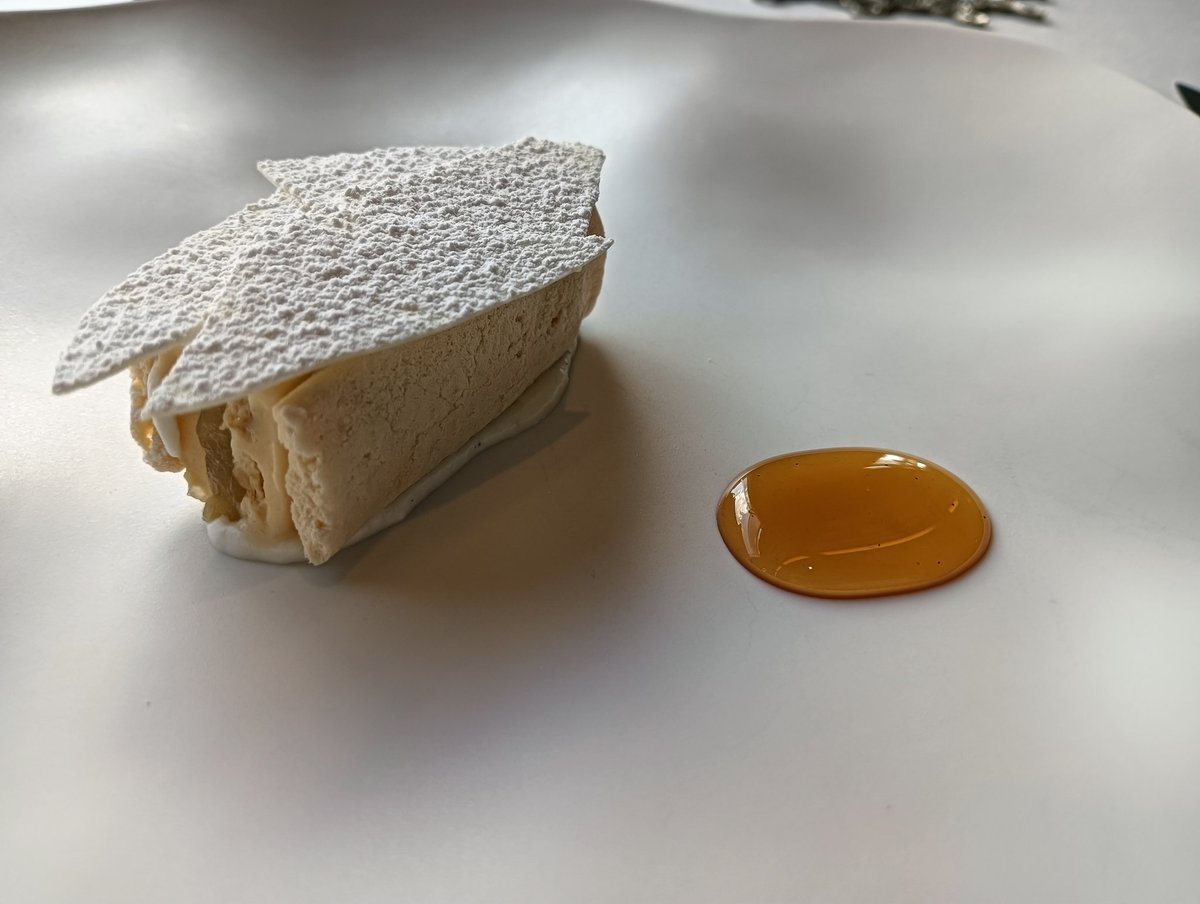 お気に入りレストランに今年お初。昨日と違い、お料理の美しさ、お味に頷きながら唸りながら満喫。右斜めの人がパンに丸ごとバターを付けてかじっているのにビックリし、左の中国人夫婦の奥方はゲップの連続。100回くらい聞こえたw
幾らオーバーツーリズムでもこれは勘弁。