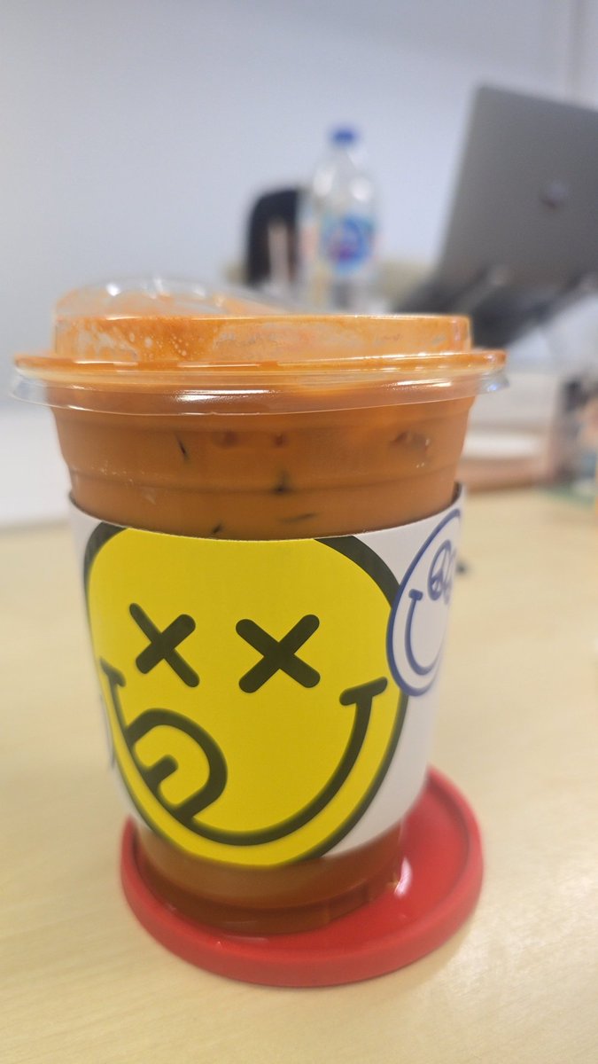 Magaziness5's tweet photo. ปกติไม่ค่อยกินชาไทยนะ แต่กินตามลิซ่า 
♡ 
#LISA  #LALISA  #ThaiTea #Thailand #coffeeworld  #smiley https://t.co/CtNYZIeefY