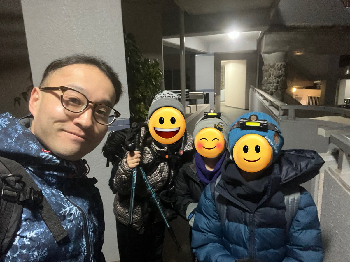 okinokohta's tweet photo. 謹賀新年
遅くなりましたが本年もよろしくm(_ _)m

元旦は家族と共に、初日の出を見に自宅から皿倉山トレッキングしてきました(๑•̀ㅂ•́)و✧
登頂後の御来光は言葉では形容出来ない感動があります。
昔だったらケーブル使用一択でしたが(笑)

 #皿倉山
 #初日の出
 #トレッキング https://t.co/zWfxDzvI3i