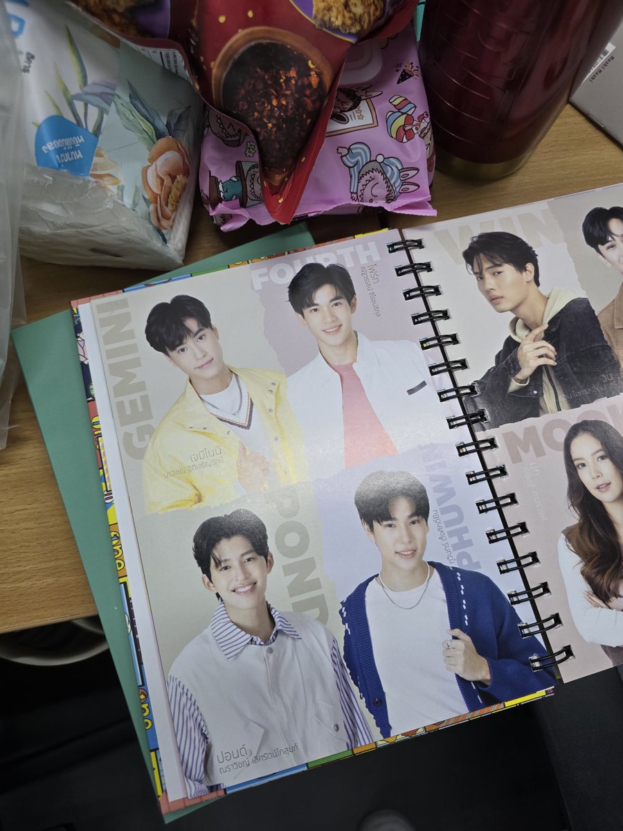 phuwintang's tweet photo. ภว: เห้ยยคือไรอะทุกคนหน้าเด็กมากกกก
พี่: ปฎิทินปีนี้555555555 https://t.co/VQoW9JOSUO
