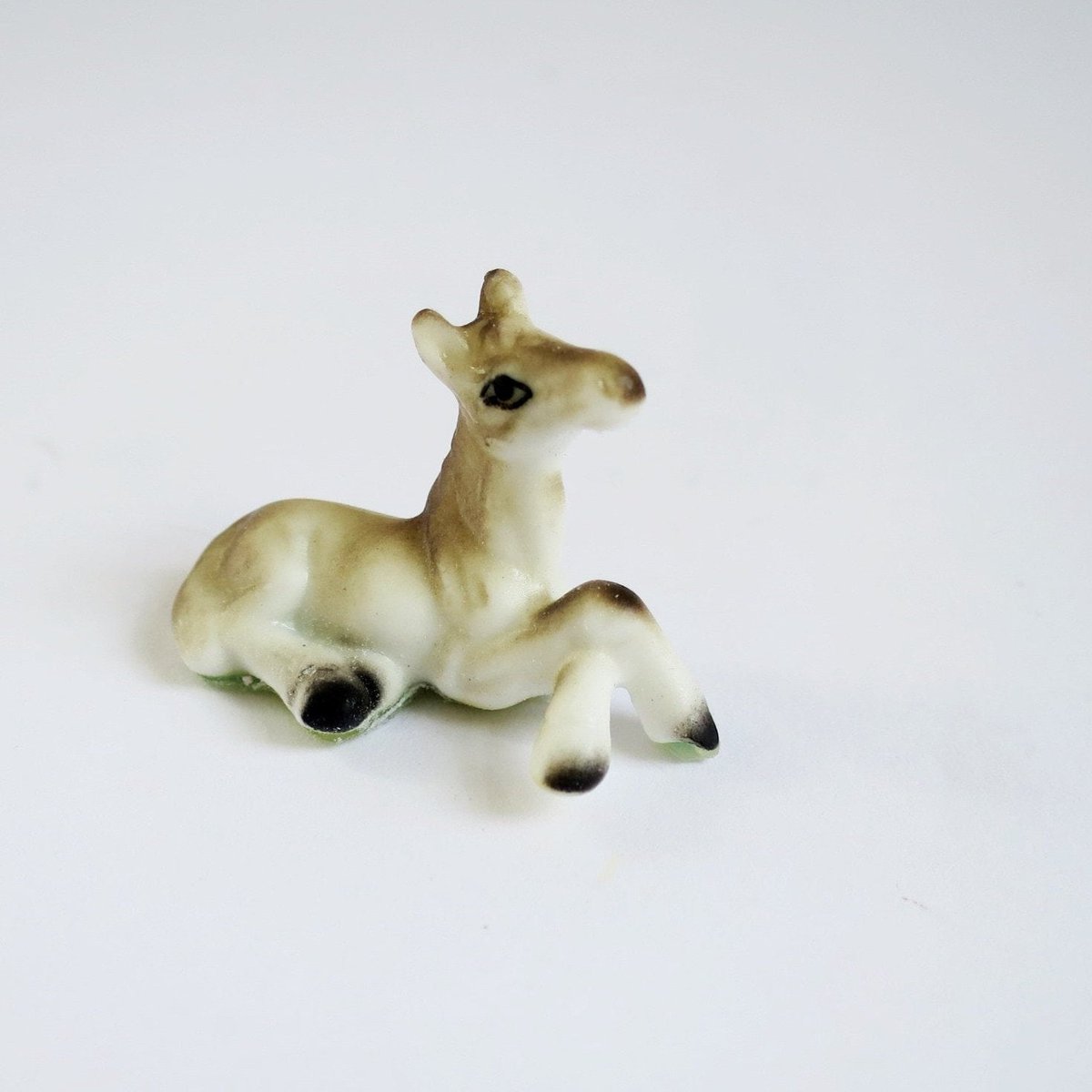 swirlingO11's tweet image. Tiny 1-inch Porcelain Horse Figurine, Dollhouse Pony, Teeny Tiny Colt, Miniature Bisque Pony tuppu.net/8a6d364d #SMILEtt23 #Vintage4Sale #FabFinds #swirlingOrange11