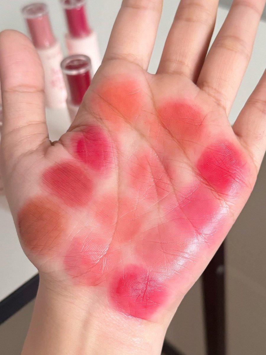 แบรนด์ไทยทำดีเว่ออ Naree ออกลิปใหม่ เป็นลิปทิ้นท์สีชัดด สเตนทนมากกก ออกมา 12 สีจุกๆ กลบสีปากดีเลย ทำโทนสีมาดีมาก ฟินิชฉ่ำแต่ทิ้งสเตน ชอบบบ

📍พิกัด
Shopee : s.shopee.co.th/1qMFciZaiX
Lazada : s.lazada.co.th/s.t9yuC?cc