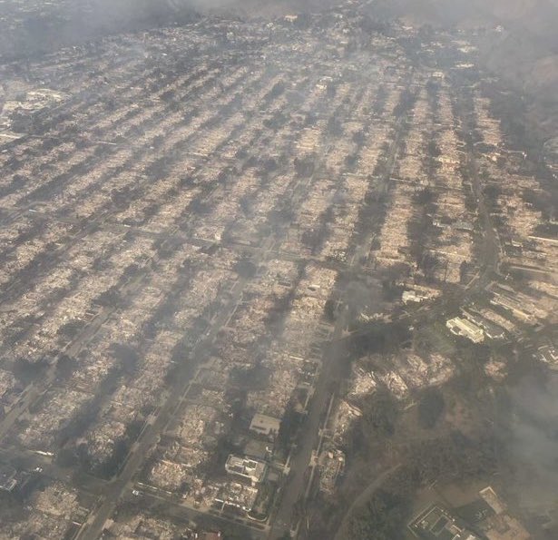 SaycheeseDGTL's tweet photo. Palisades neighborhood in LA is COMPLETELY GONE 😢 https://t.co/Go4Tc1GAy4