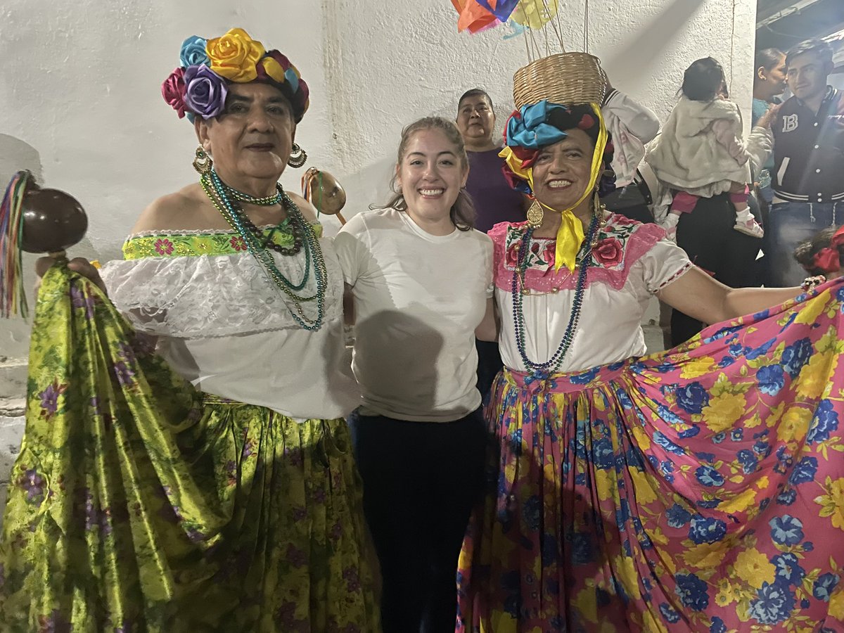 rovillers's tweet photo. Esta noche dio inicio la Fiesta Grande de Chiapa de Corzo con el anuncio alegre y colorido de las #Chuntaes , que recorren bailando las calles de ese maravilloso pueblo mágico. Aquí, en la capilla de Santa Elena con la pandilla @ChuntaAmigosdelJerry 
¡Viva San Sebastián Muchacho! https://t.co/MpBiubfC2w