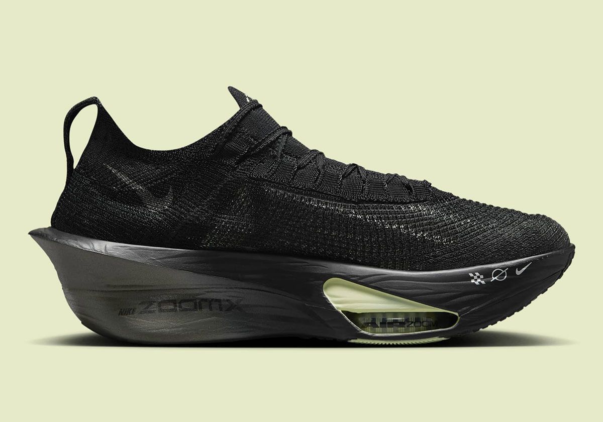 Sneaker News tweet media