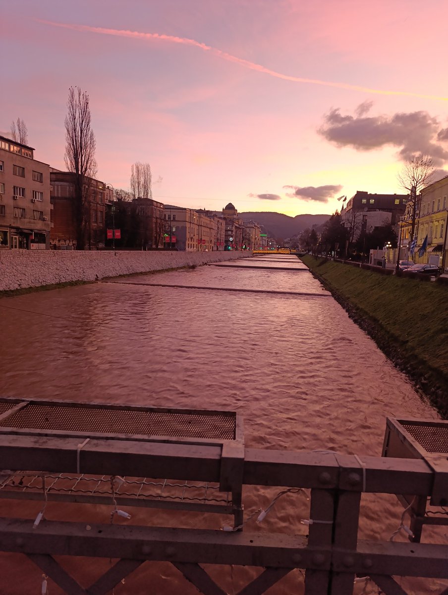 1. Tako mi jutra
2. i noći kad se utiša
3. Gospodar tvoj nije te ni napustio ni omrznuo!
4. Onaj svijet je, zaista, bolji za tebe od ovog svijeta
5. a Gospodar tvoj će tebi sigurno dati, pa ćeš zadovoljan biti
6. Zar te siročetom ne nađe, pa ti utočIšte dade