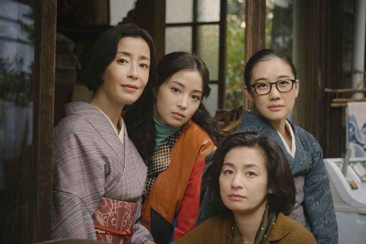 고레에다 히로카즈 감독 7부작 시리즈 &lt;아수라처럼&gt; 오늘 오후 5시 넷플릭스 공개

1979년 도쿄. 서로 다른 삶을 사는 네 자매가 노년인 아버지의 불륜을 알게 되고, 이를 계기로 행복한 얼굴 아래 억눌려 있던 감정들이 서서히 분출한다.

미야자와 리에, 오노 마치코, 아오이 유우, 히로세 스즈 출연
