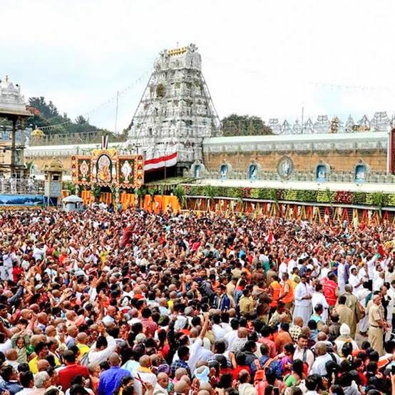RealIsRare94379's tweet photo. 📣 तिरुपति मंदिर में भगदड़, मौत और चोटें

तिरुपति बालाजी मंदिर में भारी भीड़ से मची भगदड़। घटना में 2 श्रद्धालुओं की मौत और 10 से ज्यादा लोग घायल। प्रशासन ने भीड़ प्रबंधन को लेकर उठाए सवाल।

श्रद्धालुओं से संयम बनाए रखने की अपील।

#TirupatiMandir #Tirumala #TirupatiStampede #tirupatibalaji
#TirumalaStampede #Stampede