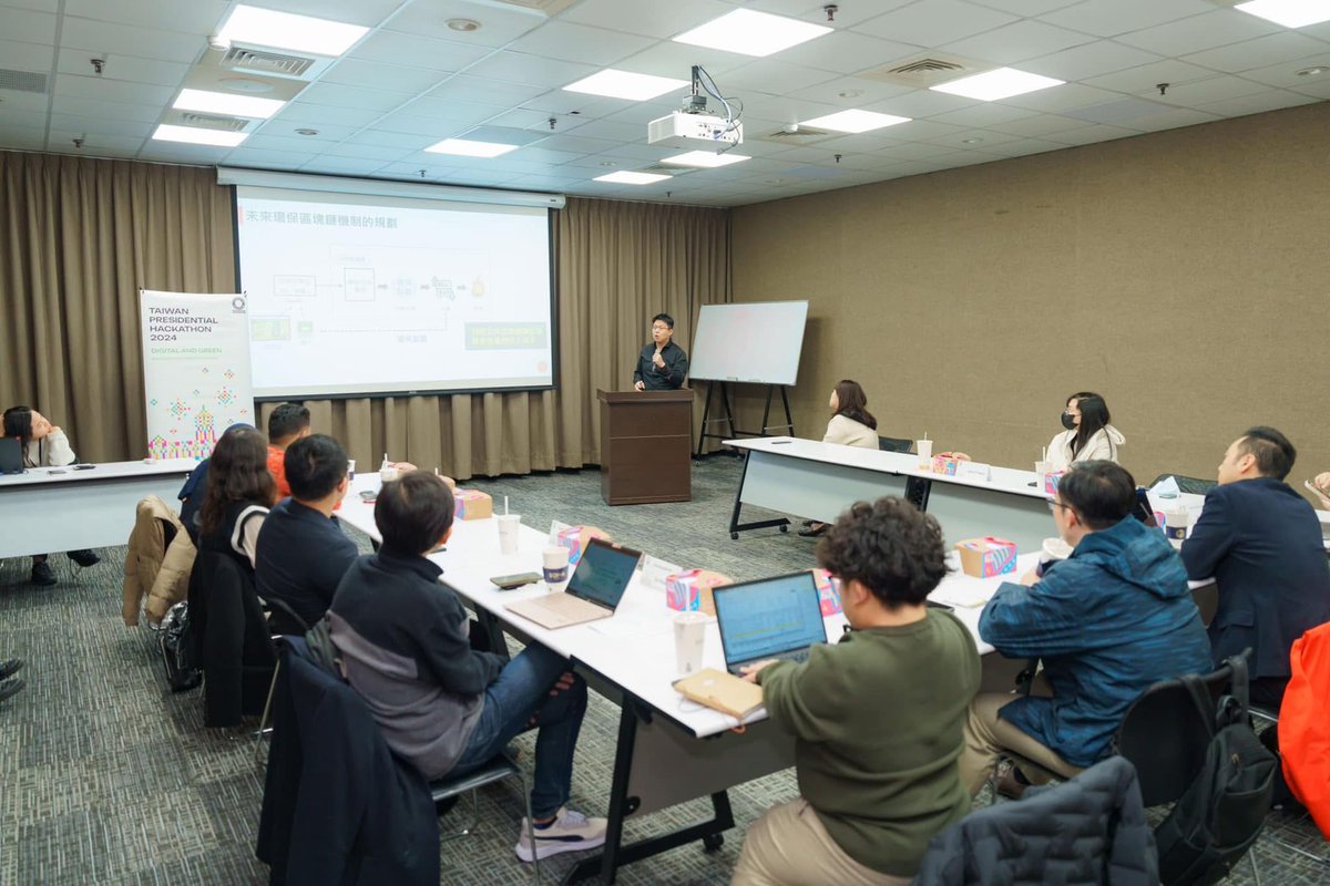 TAIWANmoda's tweet photo. The #PresidentialHackathon teams had their first in-person encounter with the committees and mentors, filled with gratitude and excitement😀. This event was not just a symbol of honor but also a testament to everyone's collective efforts👍 and dedication🫡. https://t.co/YFu9pGXVXM