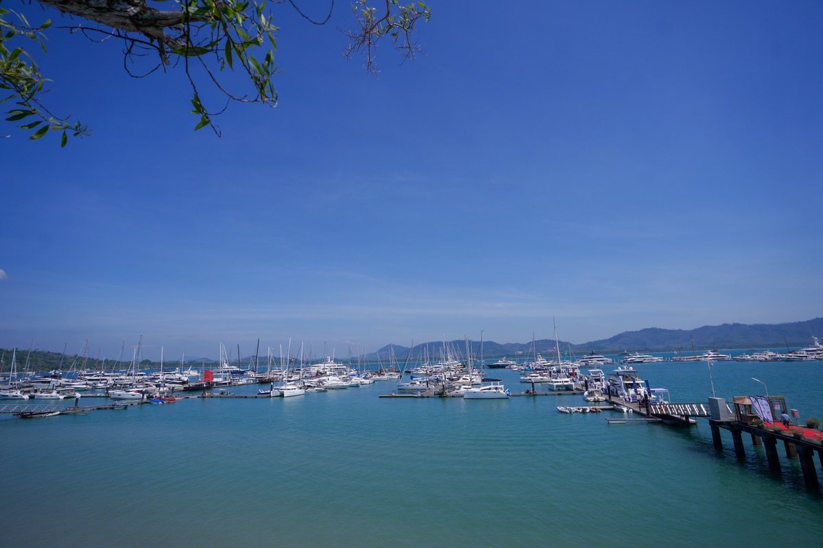 ingshin's tweet photo. Thailand International Boat Show A Luxury Lifestyle Event 2025 การท่องเที่ยวสำราญทางน้ำของไทย งานแสดงเรือที่ใหญ่ที่สุดในภูมิภาคเอเชียตะวันออกเฉียงใต้ 

หนึ่งในยุทธศาสตร์การพัฒนาประเทศที่สำคัญ คือ การผลักดันและส่งเสริมให้ประเทศไทยเป็นจุดหมายปลายทางของการท่องเที่ยวโลก 

อุตสาหกรรมท่องเที่ยวและบริการ ถือเป็นหนึ่งในเครื่องมือสำคัญของการขับเคลื่อนเพื่อฟื้นฟูเศรษฐกิจประเทศ เราจึงเร่งพัฒนา ต่อยอด และยกระดับมาตรฐานการท่องเที่ยวและบริการไทย เพื่อรองรับโอกาสที่กำลังจะมาถึง 

รัฐบาลมีนโยบายในการสนับสนุนการท่องเที่ยวสำราญทางน้ำมาโดยตลอด ประเทศไทยมีพื้นที่ชายฝั่งติดทะเลทั้ง 2 มหาสมุทร มีพื้นที่ที่มีความสวยงามทั้งวิว ทิวทัศน์ ธรรมชาติ และผู้คนเป็นมิตร เหมาะสมที่จะพัฒนาและส่งเสริมด้านการท่องเที่ยวสำราญทางน้ำ โดยเฉพาะพื้นที่จังหวัดภูเก็ต และจังหวัดชายฝั่งทะเลอันดามัน เป็นพื้นที่ที่มีศักยภาพด้านการท่องเที่ยวสูง เป็นแหล่งท่องเที่ยวที่มีชื่อเสียงติดอันดับโลก เป็นที่รู้จักกันดีทั้งในระดับประเทศและระดับสากล 
งาน Thailand International Boat Show A Luxury Lifestyle Event 2025 ถือเป็นการประชาสัมพันธ์การท่องเที่ยวสำราญทางน้ำของไทย ยกระดับงานแสดงเรือในทวีปเอเชียซึ่งเป็นงานแสดงเรือที่ใหญ่ที่สุดในภูมิภาคเอเชียตะวันออกเฉียงใต้ และการส่งเสริมนโยบายการท่องเที่ยวแบบ Luxury ซึ่งนักท่องเที่ยวในธุรกิจสายการเดินเรือ เป็นกลุ่มนักท่องเที่ยวคุณภาพที่มีการใช้จ่ายสูง ถือเป็นแหล่งสร้างรายได้ใหม่ให้กับประเทศค่ะ

โอกาสนี้ ดิฉันขอขอบคุณทุกภาคส่วนทั้งภาครัฐ ภาคเอกชน ที่ร่วมกันทำให้เกิดงานในครั้งนี้ขึ้น และหวังเป็นอย่างยิ่งว่างาน Thailand International Boat Show A Luxury Lifestyle Event 2025 จะช่วยกระตุ้นเศรษฐกิจและการท่องเที่ยวภายในประเทศ ยกระดับคุณภาพการบริการด้านการท่องเที่ยวในประเทศไทยสู่ระดับสากล มุ่งสู่การท่องเที่ยวคุณภาพสูงอย่างยั่งยืนต่อไปค่ะ