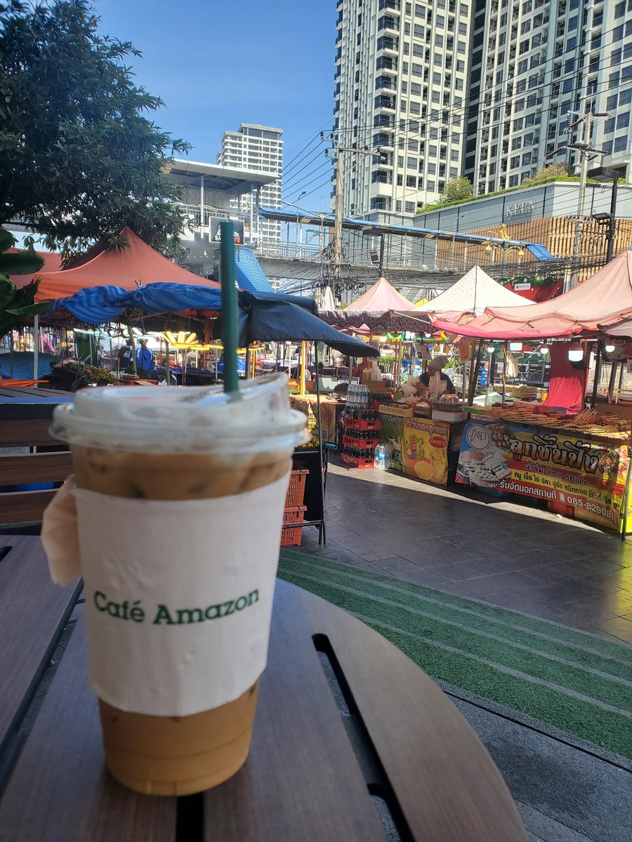 NNNNN8255's tweet photo. @NNNNN8255 
ランチ後のカフェタイム in Thailand 🇹🇭
タイのスターバックスと言われるAmazonでコーヒー注文　70バーツ（280円）
昼間の屋台前でひと休み☕😃☀️
#Thailand #Siracha #Amazon #Coffee #タイ #コーヒー #アマゾン https://t.co/cC0Y9yuZ2L