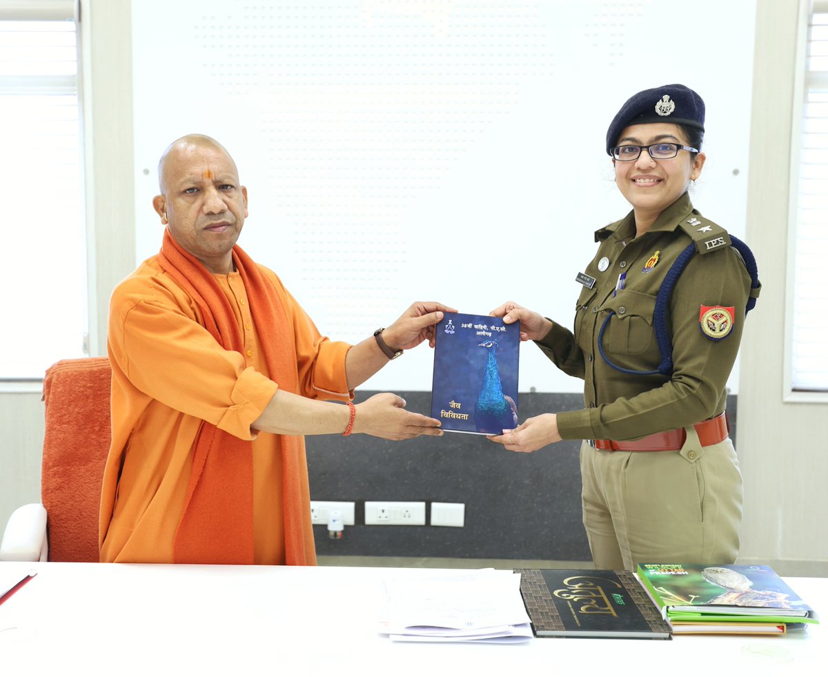 मुख्यमंत्री श्री <a href="/myogiadityanath/">Yogi Adityanath</a> जी महाराज से आज लखनऊ में सुश्री श्रद्धा पाण्डेय जी, कमाण्डेंट, 38वीं वाहिनी, पी.ए.सी. अलीगढ़ ने शिष्टाचार भेंट की।