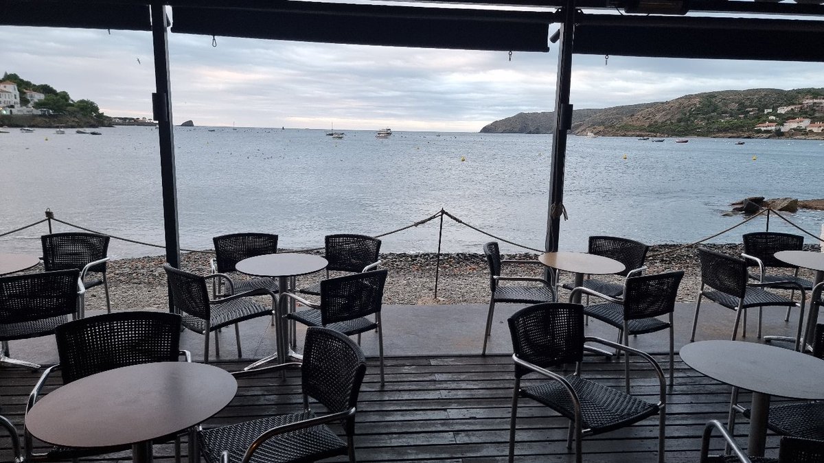 Gent de Cadaqués, gironins i catalans no deixem que tanqui el bar Boia de Cadaqués, la llei de costes no esta per sobre la voluntat popular, ens hi posem a treballar per fer-ho possible ?