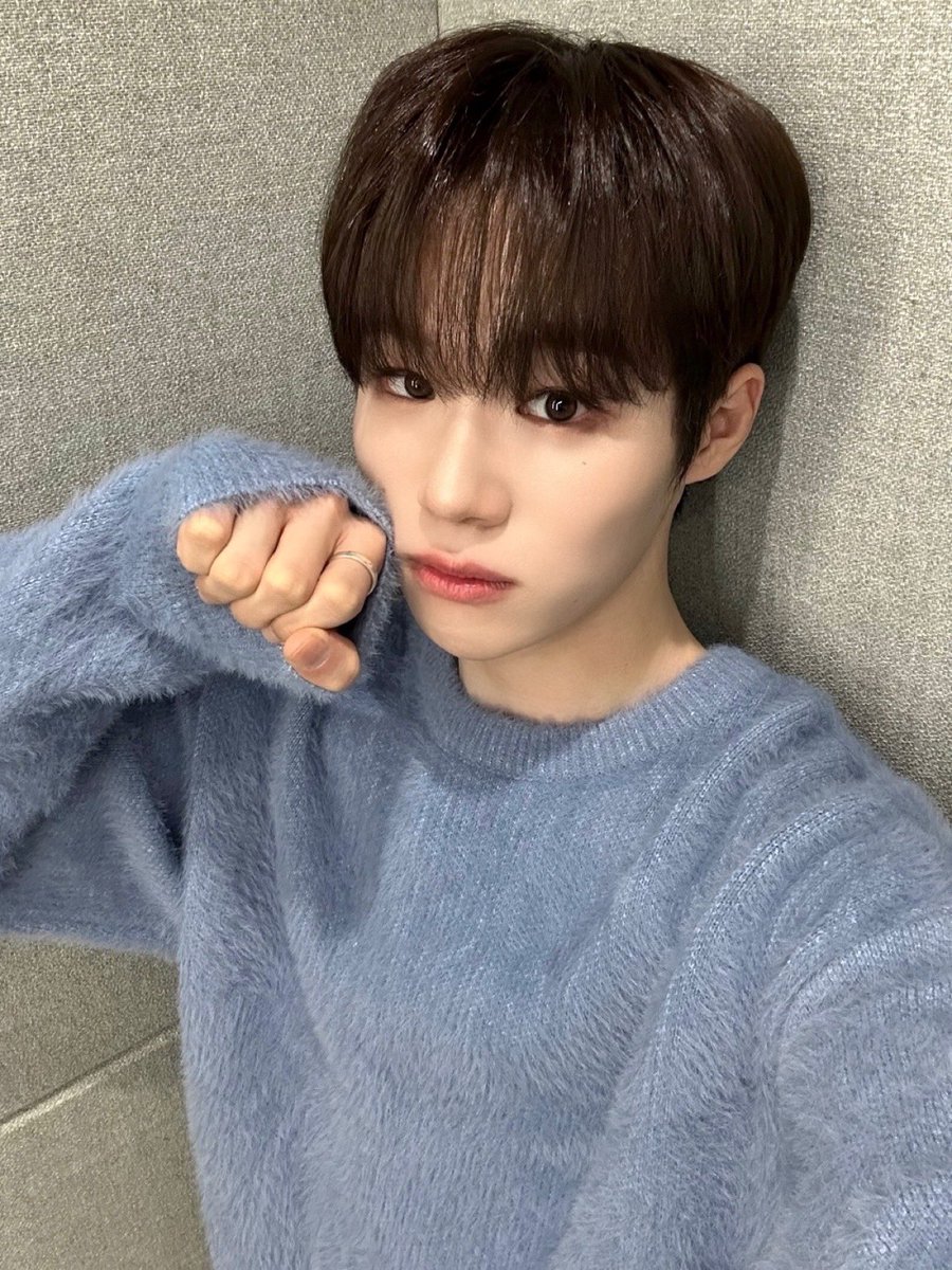 thewind_twt's tweet photo. [#김희수] 날씨 추워요… 다들 몸 조심하기!😘 https://t.co/O3otSxJcyU