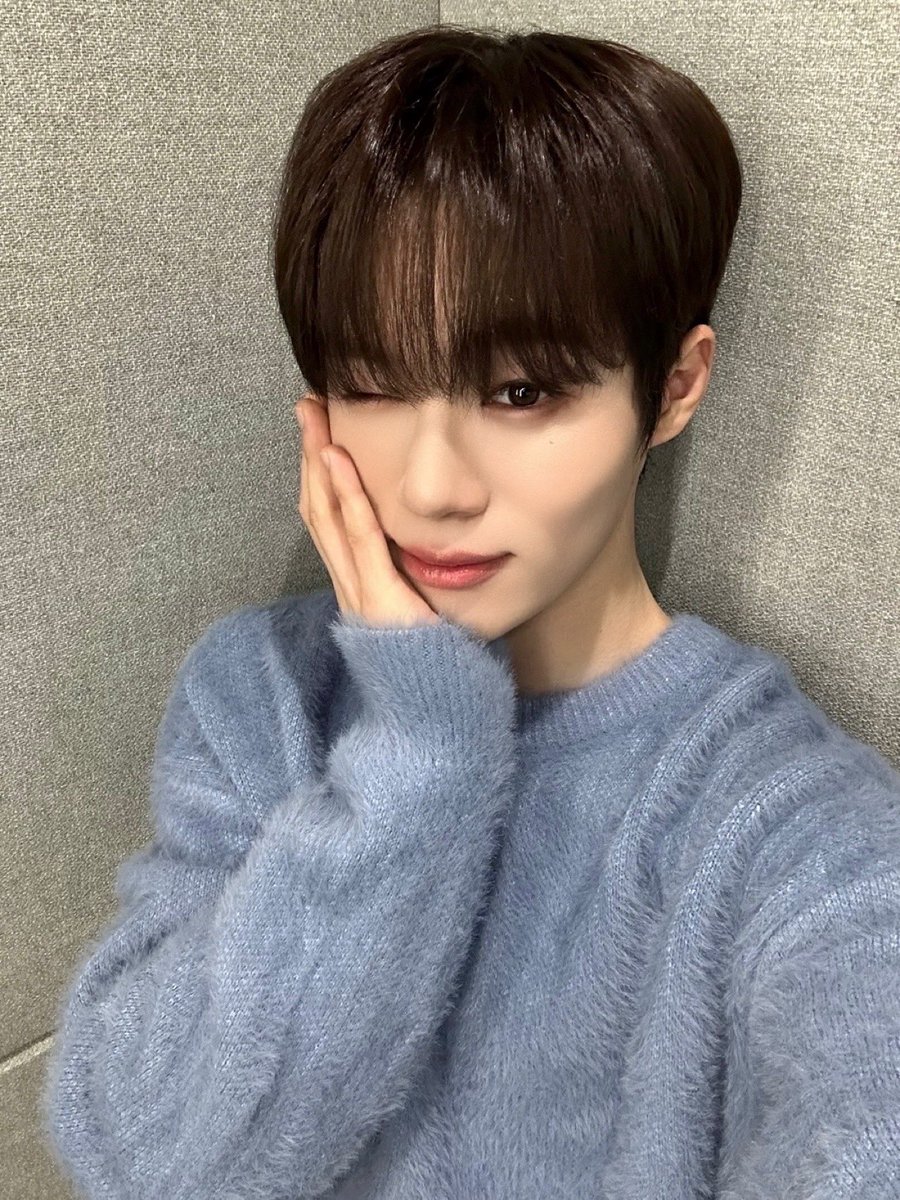 thewind_twt's tweet photo. [#김희수] 날씨 추워요… 다들 몸 조심하기!😘 https://t.co/O3otSxJcyU