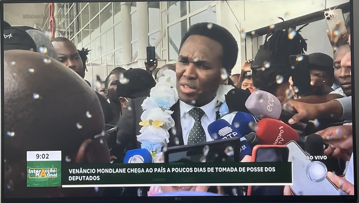 JUST IN: The leader of Mozambique’s post election protests, Venancio Mondlane is addressing the media from the Maputo international airport. He says he returned to Mozambique for the following reasons: 
- To counter the narrative that dialogue cannot happen because he is outside
