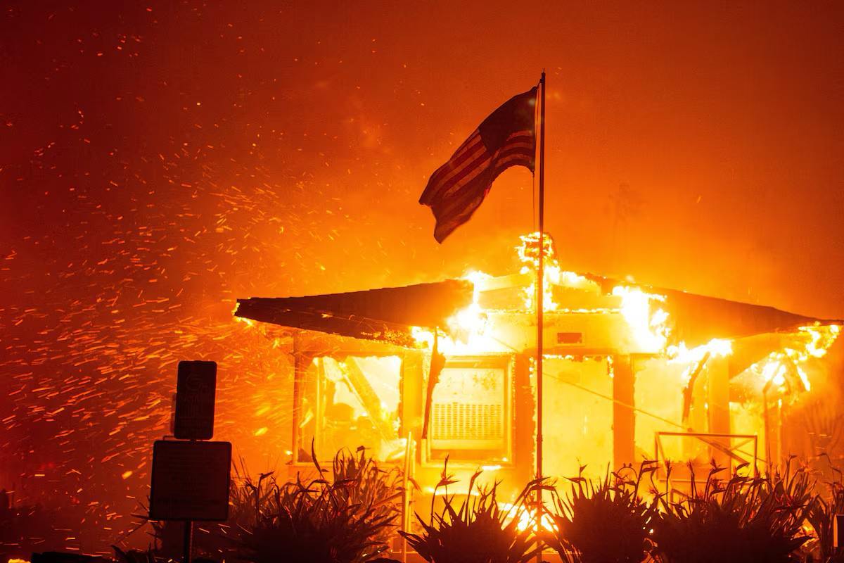 nexta_tv's tweet photo. Apocalypse in Los Angeles homes of “celebrities” are on fire

Because of wildfires in California, Los Angeles rescuers have ordered the evacuation of more than 100,000 residents of neighborhoods near Hollywood.

Hundreds of buildings have already been destroyed, including the mansions of celebrities such Adam Brody and Leighton Meester, as well as Paris Hilton. Celebrities living in the upscale Pacific Palisades neighborhood have also fled their homes.

Under threat, including the Hollywood Walk of Fame and the Dolby Theater, where the Academy Awards ceremony is being held. Because of the fires, it was postponed for two days.

About one million people were left without electricity, and water supply systems failed in some residential complexes.

The area of fires exceeded 10 thousand hectares and continues to grow. Damage from them may exceed 50 billion dollars. Authorities warn that the fires may intensify due to wind.