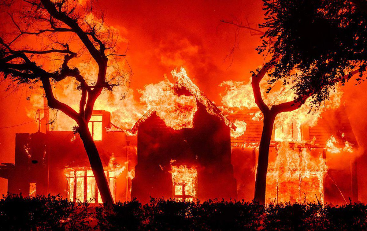 nexta_tv's tweet photo. Apocalypse in Los Angeles homes of “celebrities” are on fire

Because of wildfires in California, Los Angeles rescuers have ordered the evacuation of more than 100,000 residents of neighborhoods near Hollywood.

Hundreds of buildings have already been destroyed, including the mansions of celebrities such Adam Brody and Leighton Meester, as well as Paris Hilton. Celebrities living in the upscale Pacific Palisades neighborhood have also fled their homes.

Under threat, including the Hollywood Walk of Fame and the Dolby Theater, where the Academy Awards ceremony is being held. Because of the fires, it was postponed for two days.

About one million people were left without electricity, and water supply systems failed in some residential complexes.

The area of fires exceeded 10 thousand hectares and continues to grow. Damage from them may exceed 50 billion dollars. Authorities warn that the fires may intensify due to wind.