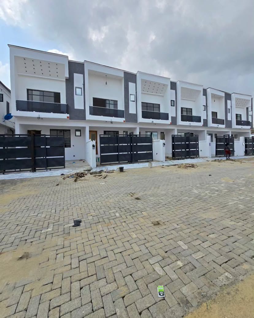 oneoddestate's tweet photo. FOR SALE: LOVELY 4BEDROOM SEMI-DETACHED DUPLEX WITH BQ . 
 📍: SANGOTEDO , LAGOS       💰: ₦100,000,000

Features ;  
-All Rooms En-suite 
-Brand New
-Spacious Living Room -Family Lounge 
-Fitted Kitchen With Accessories 
-Modern Day POP Ceiling  -Wardrobes 
-Walk-in-Shower https://t.co/7dC0FXgBN4