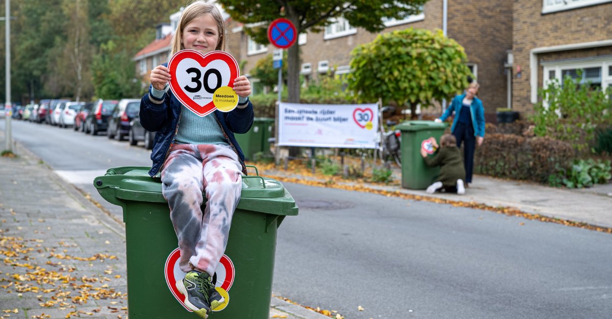 Hoe maken we het verkeer veiliger? Jouw mening telt!

Via hoeveiligonderweg.nl kun je aangeven welke maatregelen jij het liefst ziet. Je ziet daar ook meteen wat deze maatregelen kosten en hoeveel verkeersslachtoffers er mogelijk mee voorkomen kunnen worden.