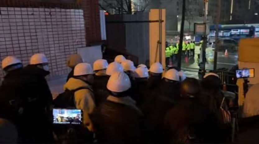 백서스 김정현 대표는 민간인 비영리단체를 운영하는 사람이 아니다.  전 국민의힘 소속이였고, 탈당 후 무소속 용산구 국회의원후보 였다. 이번일을 계기로 욕심이 과했다고 평가한다. 민주당이 바라는 장기말로써 움직였다고 할 수 있다. 하이바,백골단은 노총들과 충돌 시 불리하게 작용될 것이다.